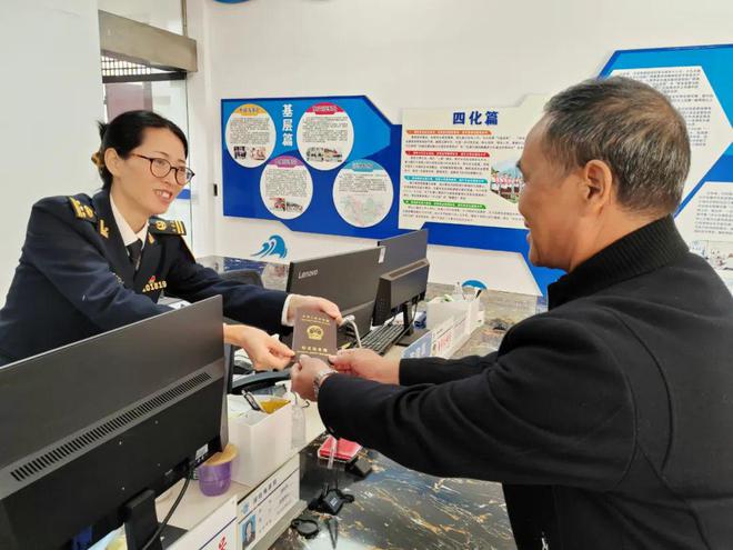 廣西海事部門迎來船員春運返鄉辦證高峰(圖1)