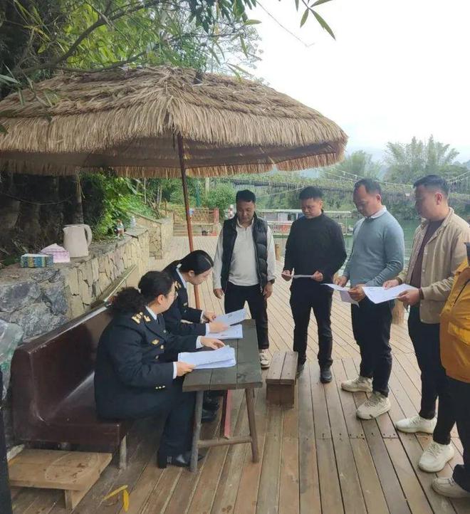 廣西海事部門迎來船員春運返鄉辦證高峰(圖2)