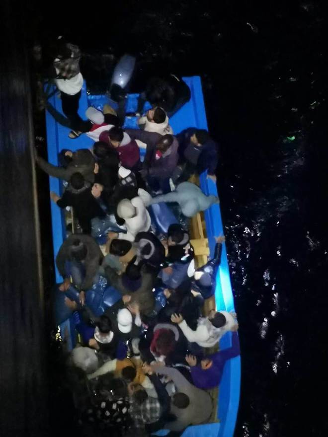 Kaiyun：地中海上13小時深夜大營救！山東威海外派船員救起36名遇險人員(圖2)