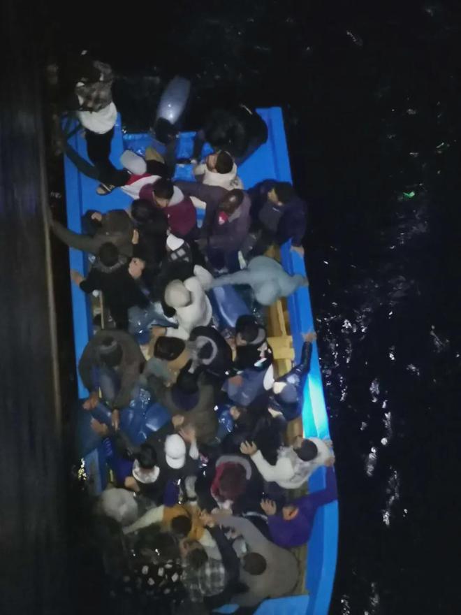 點贊！21名中國海員勇救36人！(圖2)